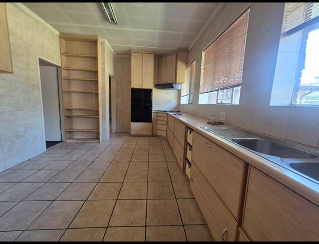 4 BEDROOM HOUSE FOR SALE IN VANDERBIJLPARK CW 5
